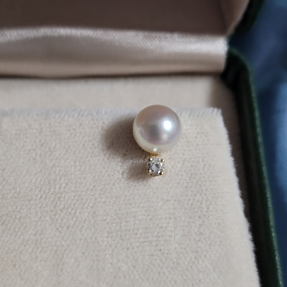 Elegant Pearl and Gold Stud Earrings - Picture 4 of 6